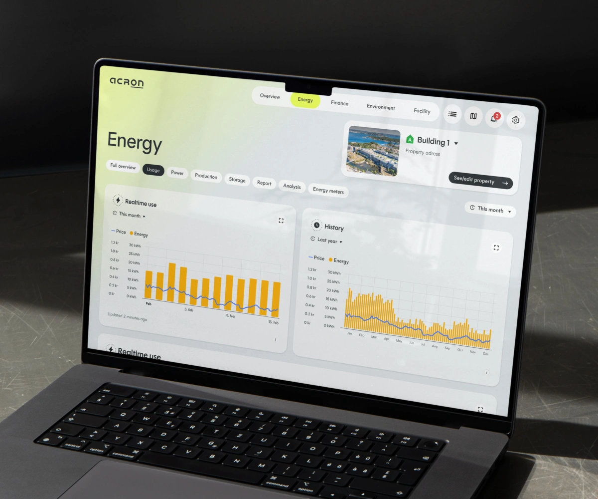Åpen laptop med et dashbord som viser søylediagrammer, samt teksten 'Acron' og 'Energy' på skjermen/ dashboard. Bilde.