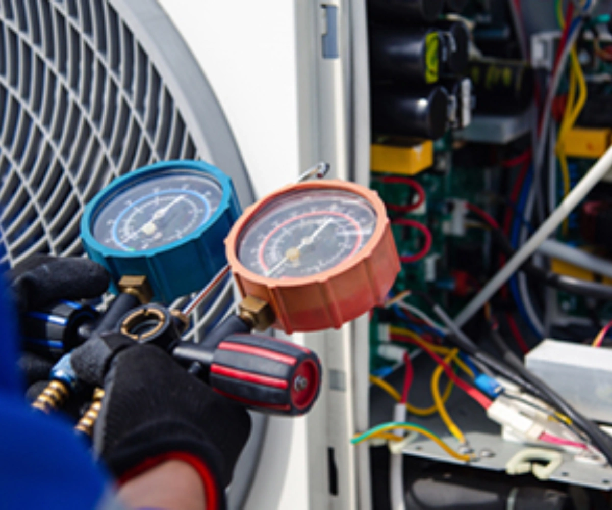 Nærbilde av et måleredskap, med mange ledninger i bakgrunnen. Bilde.