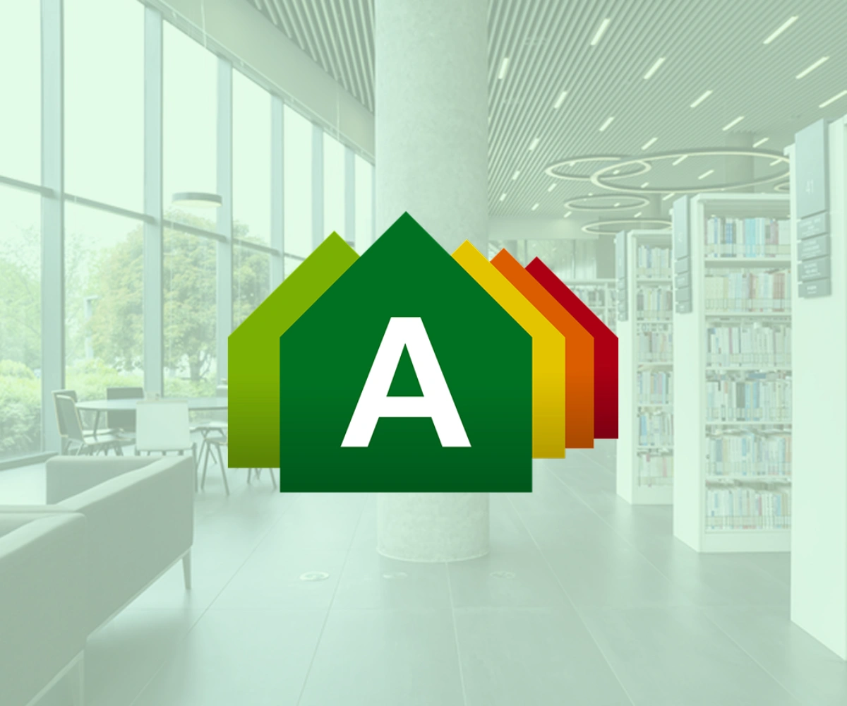 Bilde av et bibelsk landskap med et lysfilter over. På toppen av bildet er en illustrasjon av fem fargerike hus stablet oppå hverandre, med det grønne huset øverst. På dette huset er bokstaven 'A', som symboliserer en energimerking. Bilde & Illustasjon.